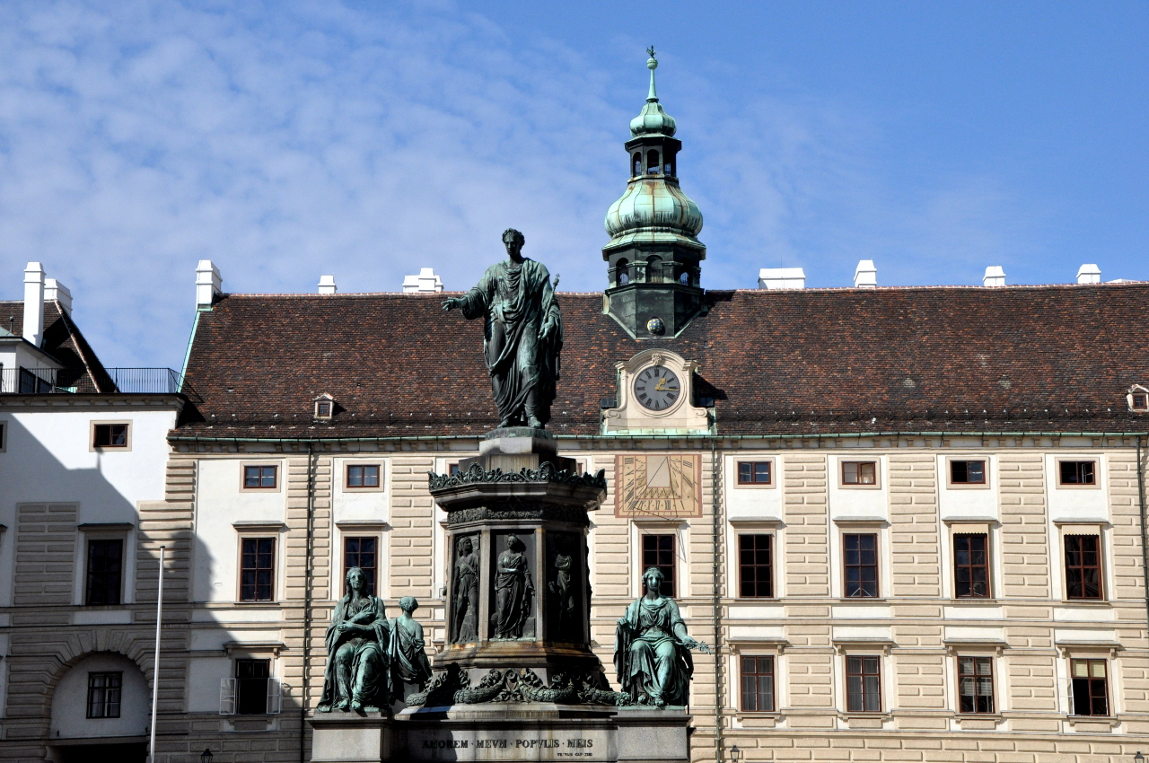  |Hofburg, Innerer Burghof mit Denkmal Franz I. vor Reichskanzleitrakt und Amalienburg